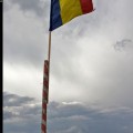 Flaga Rumunii powiewająca nad zamkiem chłopskim w Rasnowie.