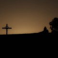 Krzyż na tle zachodzącego słońca na Pardałówce.