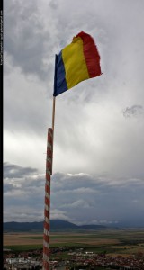 Flaga Rumunii powiewająca nad zamkiem chłopskim w Rasnowie.
